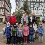 Foto Weihnachtsbaumschmückaktion Kl 1c-min